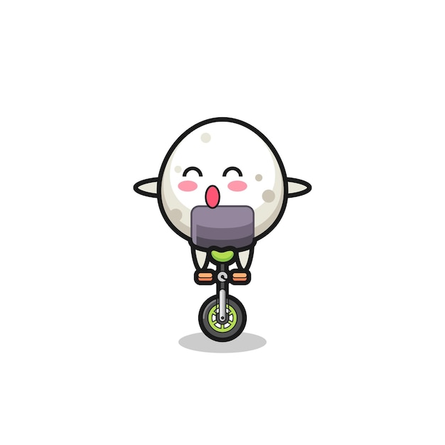 かわいいおにぎりのキャラクターがサーカスの自転車に乗っています