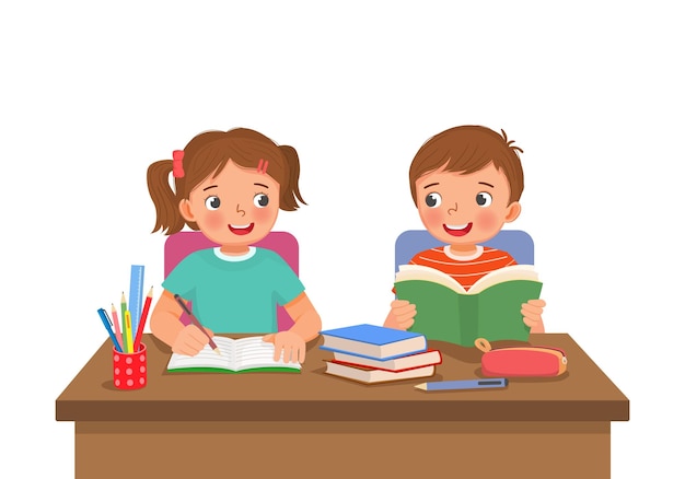 귀여운 학교 아이들이 책상에서 함께 숙제를 하고 공부하고 있습니다.