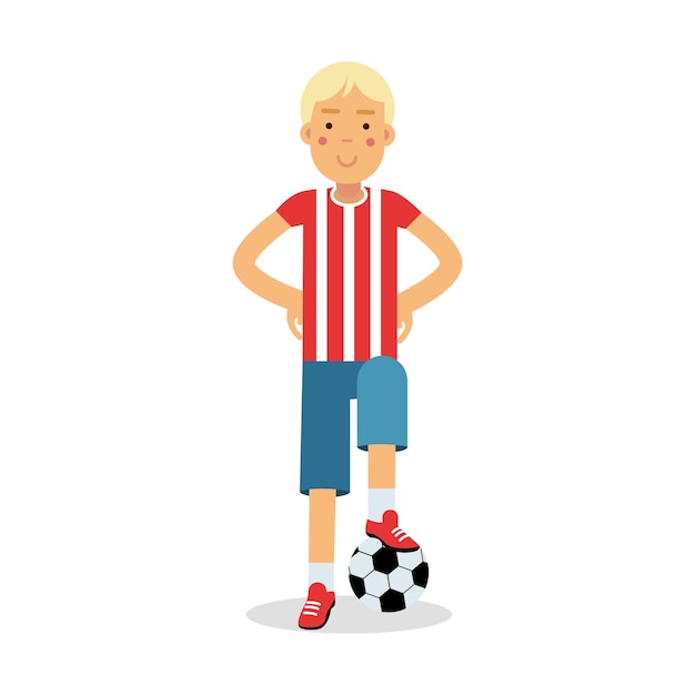 Ragazzo sveglio dell'adolescente in uniforme sportiva in piedi con un personaggio dei cartoni animati di pallone da calcio, illustrazione di vettore di attività fisiche per bambini isolato su sfondo bianco