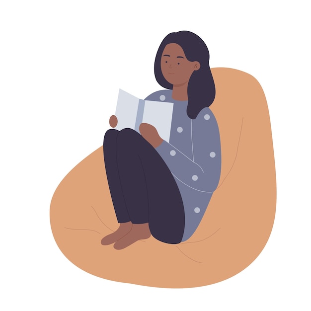 Девушка с темной кожей читает в уютном и удобном мешке с фасолью