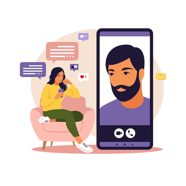 데이트 앱, 응용 프로그램 또는 채팅 개념. 여자는 소파에 큰 스마트 폰으로 앉아서 전화로 이야기하고 있습니다.