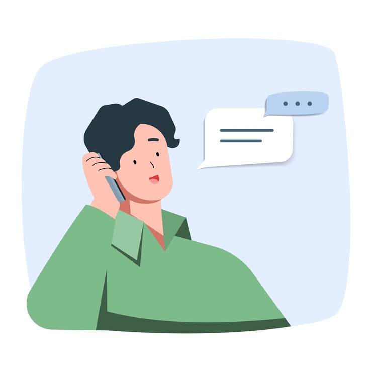 De jonge mens glimlacht het spreken op de telefoon
