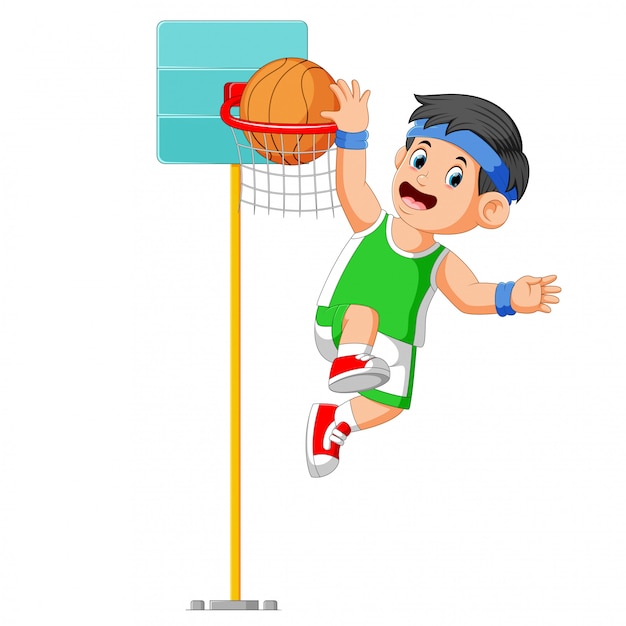 De jongen springen voor maken de score in basketbal