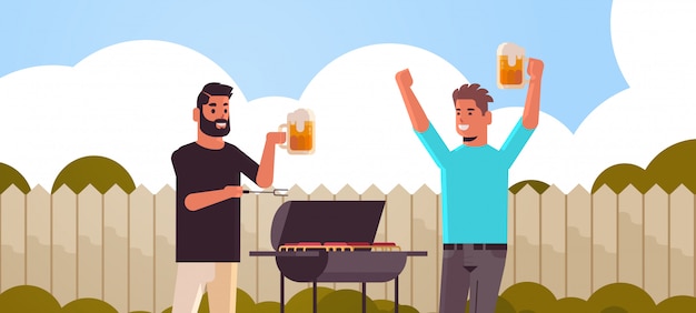 De kerels koppelen het voorbereiden van vlees op grill afrikaanse amerikaanse mensen die bier openluchtvrienden drinken die pret van de de picknickbarbecue van de pretbinnenplaats horizontaal het concepten vlak portret hebben