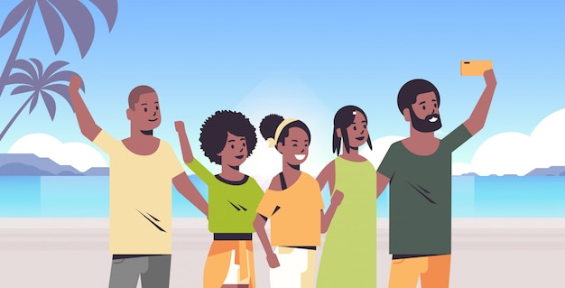 de mensen groeperen zich op strand nemend selfie foto op smartphone camera zomervakantie concept vrienden permanent tropisch eiland kust achtergrond portret horizontaal
