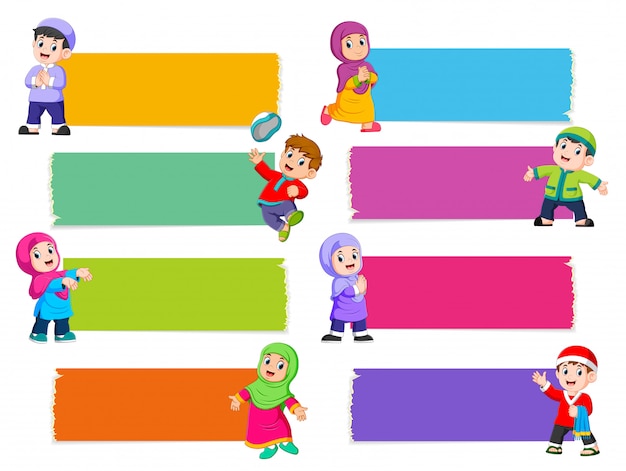 De verzameling van het lege bord met de verschillende kleuren met de islamitische kinderen