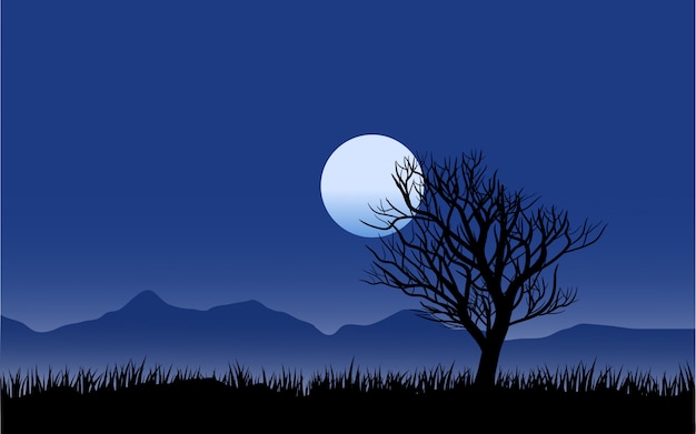 Paesaggio notturno dell'albero morto con la luna