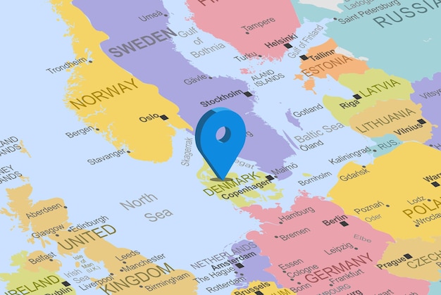 유럽 지도에 파란색 자리 표시자 핀이 있는 덴마크, 덴마크 닫기, 위치 아이콘이 있는 다채로운 지도