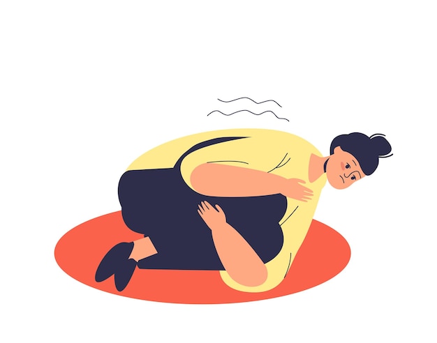 Подавленная женщина с панической атакой лежит на полу, обнимая колени