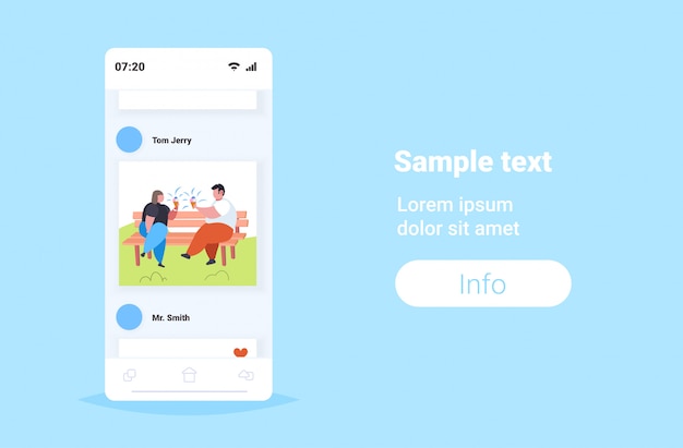 Dik zwaarlijvig paar zittend op houten bankje eten ijs overgewicht man vrouw plezier ongezonde voeding zwaarlijvigheid concept smartphone scherm online mobiele app kopie ruimte