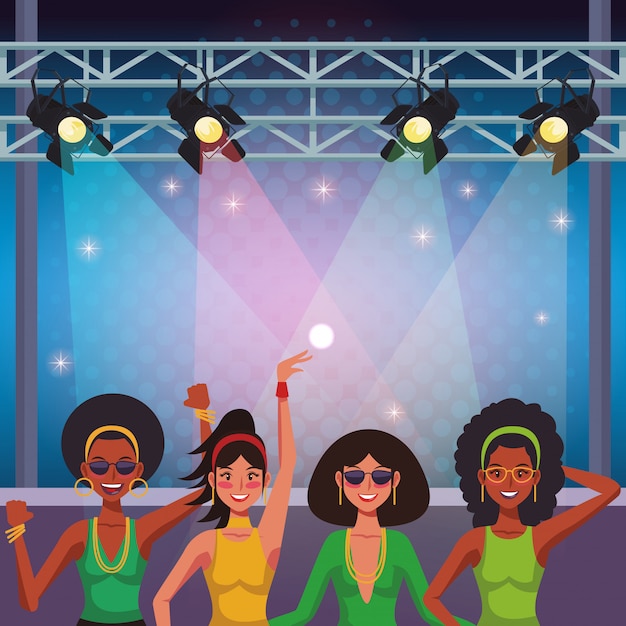 Le donne in discoteca cantano e ballano sul palco