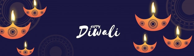 Diwali веб-баннер с цветочным узором оформлены, освещенные масляные освещенные лампы на синем фоне.