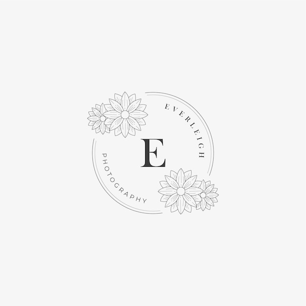 E-letterlogo met creatief bloemenconcept voor bedrijfsschoonheid, onroerend goed Premium Vector