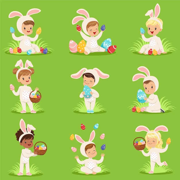 Set di pasqua con uova e bambini in costume da coniglio