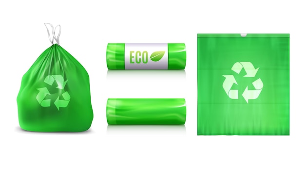 Eco plastic vuilniszakken realistische set met geïsoleerde weergaven van vuilniszakken pack met recycle teken illustratie