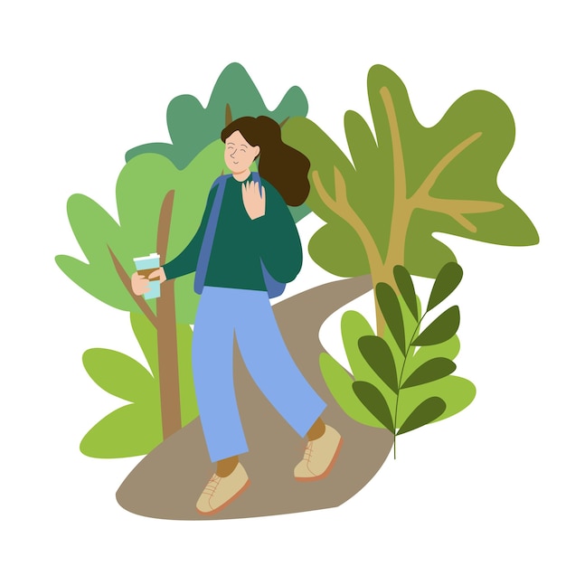 Een jonge vrouw loopt vrolijk alleen door het bos, geniet van de eenzaamheid en drinkt koffie
