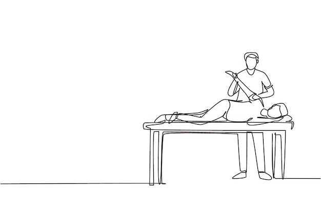Eén lijn tekening man patiënt ligt op massage tafel therapeut doet genezende behandeling