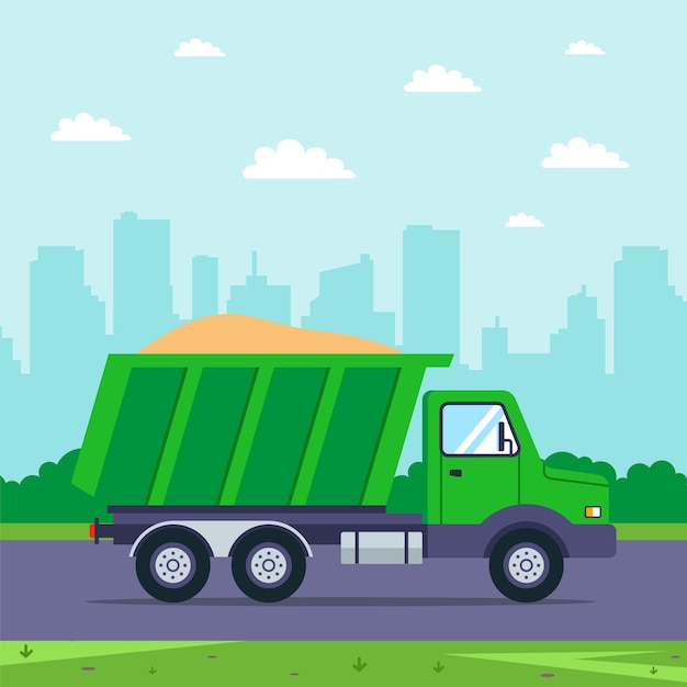 Een vrachtwagen met zand rijdt over de weg tegen de achtergrond van de stad. vervoer van goederen.