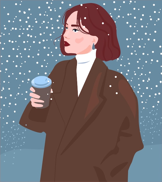 Een vrouw in een jas en trui loopt in de winter in de sneeuw en drinkt koffie