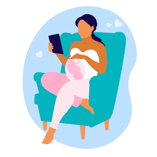 Een zwangere vrouw zit in een stoel en kijkt naar een video op tablet. Zwangerschapsvoorbereiding op de bevalling