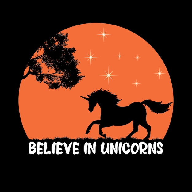 Een zwart t-shirt met de woorden believe in unicorns erop.