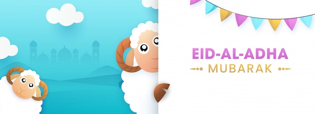 Eid-al-adha mubarak-tekst met twee grappige cartoon-schapen en vlaggetjes op wit papier en hemelsblauwe silhouetmoskee-achtergrond.