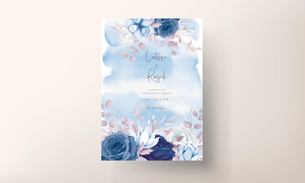 Элегантный свадебный пригласительный билет с красивым синим темно-синим цветочным шаблоном