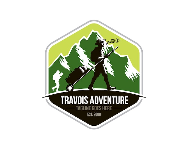 Vettore logo emblema di sherpa trekker che tira travois camminando per terra di fronte alle montagne