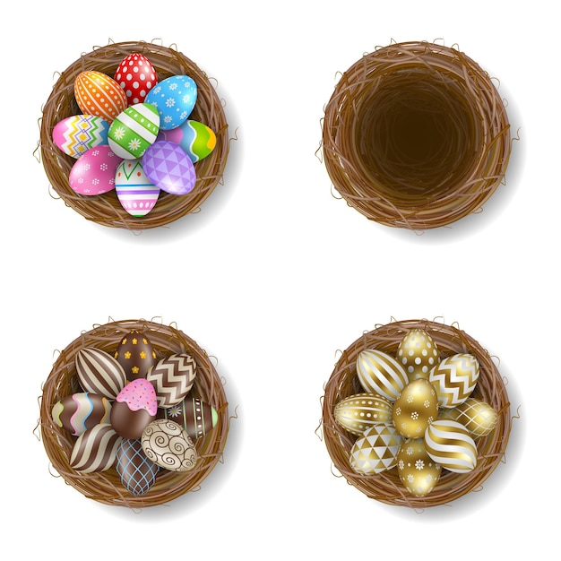 Пустое гнездо и гнезда с пасхальными яйцами изолированные гнезда с украшенными золотыми и шоколадными яйцами