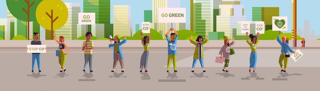 Vettore attivisti ambientali tenendo manifesti andare verde salvare pianeta sciopero concetto manifestanti campagna per proteggere la terra dimostrando contro il riscaldamento globale paesaggio urbano sfondo orizzontale a figura intera