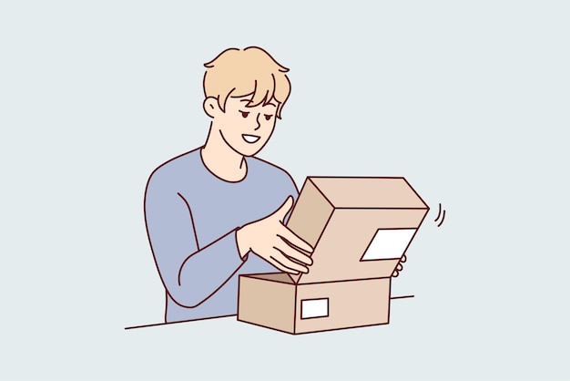 Возбужденный мужчина распаковывает почтовую посылку