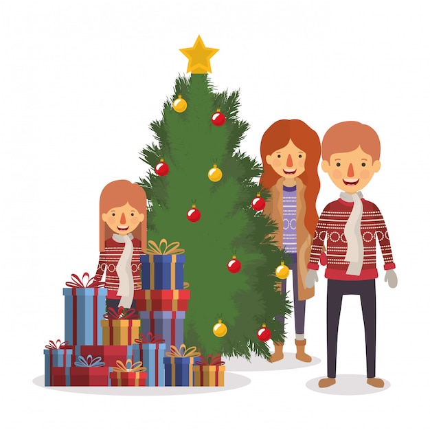 Familieleden die kerstmis met pijnboom vieren