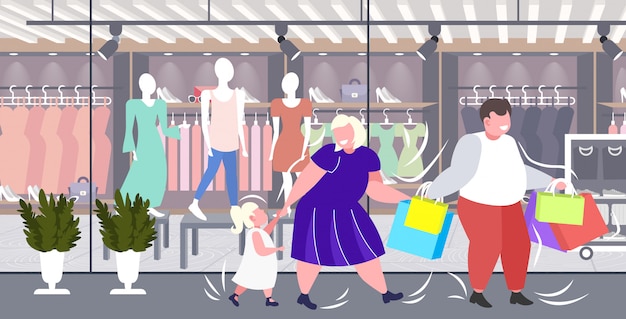 Genitori obesi grassi con bambino azienda shopping bags famiglia divertirsi camminando insieme vacanza grande vendita concetto di obesità boutique moderna moda negozio esterno