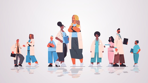 均一な医療ヘルスケアの概念水平全長ベクトル図で混血医療専門家チームの前に立っている女性医師のリーダー