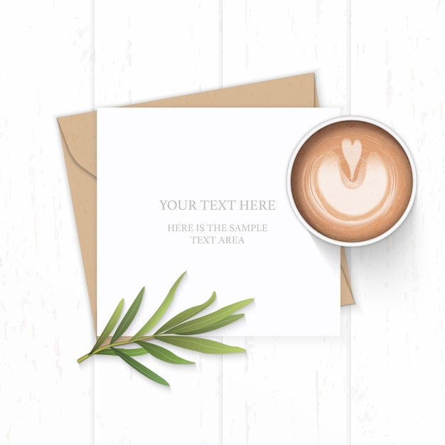 フラットレイトップビューエレガントな白い構成文字クラフト紙封筒自然タラゴンの葉と木製の背景にコーヒー。