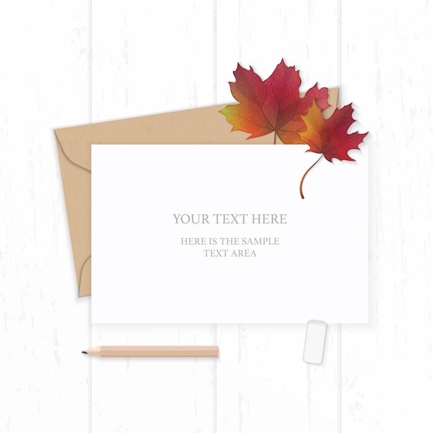 Плоский вид сверху элегантный белый состав письмо крафт-бумага конверт карандаш ластик и осенний красный кленовый лист на деревянном фоне.