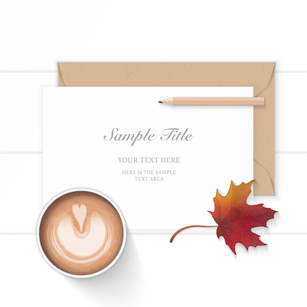 フラットレイトップビューエレガントな白い組成紙クラフト封筒鉛筆秋のカエデの葉と木製の背景にコーヒー。