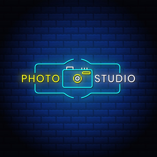 Fotostudio neonreclames stijl tekstontwerp met camerapictogram op blauwe abstracte bakstenen achtergrond.