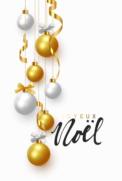 Franse tekst Joyeux Noel. (Vertaling Prettige Kerstdagen en Gelukkig Nieuwjaar.) Achtergrond hangende gouden en witte ballen met lint en strik. Xmas wenskaart met decoratieve kerstbal