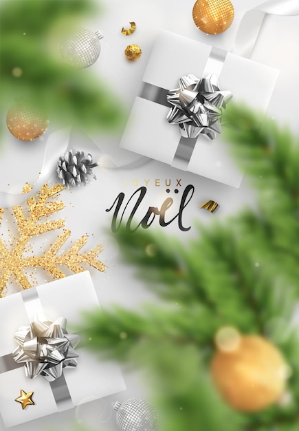 フランス語のテキスト ジョワイユ ノエル。クリスマスと新年の背景。装飾のリアルなギフト ボックス、緑の松の枝、金のボール、キラキラと見掛け倒しの装飾的な雪の結晶。クリスマス安物の宝石。休日のデザイン。