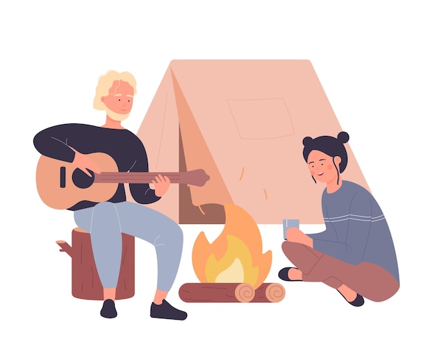 焚き火の周りでギターを弾くキャンプの友達