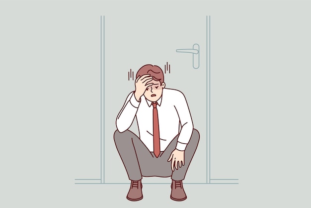 Разочарованный бизнесмен чувствует себя беспомощным, когда узнает, что банкротство, к сожалению, сидит под дверью в офисе.