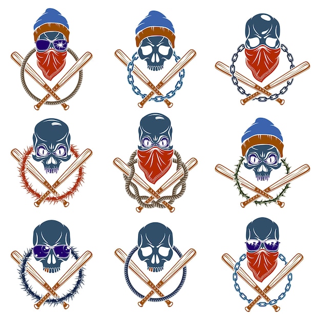 Гангстерская эмблема логотип или татуировка с агрессивными черепами бейсбольными битами и другими элементами дизайна, векторный набор, винтажный стиль криминального гетто, гангстерская анархия или тема мафии.