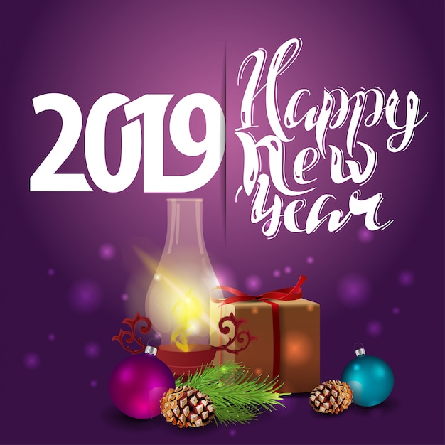 Gelukkig Nieuwjaar 2019 - paars Nieuwjaar wenskaart met geschenken en antieke lamp