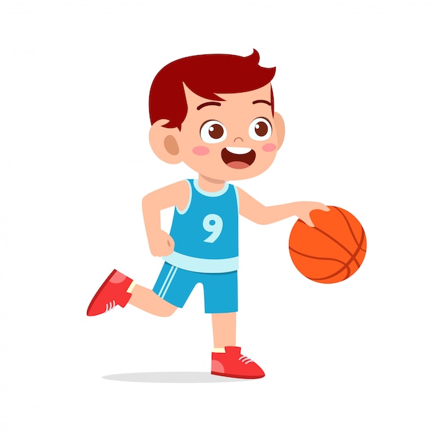 Gelukkig schattig kind jongen spelen trein basketbal