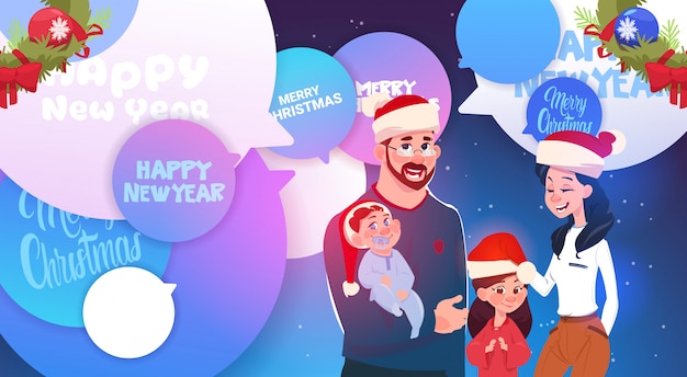 Gelukkige familie kerst petten over merry christmas en nieuwjaar berichten op chat bubbles dragen