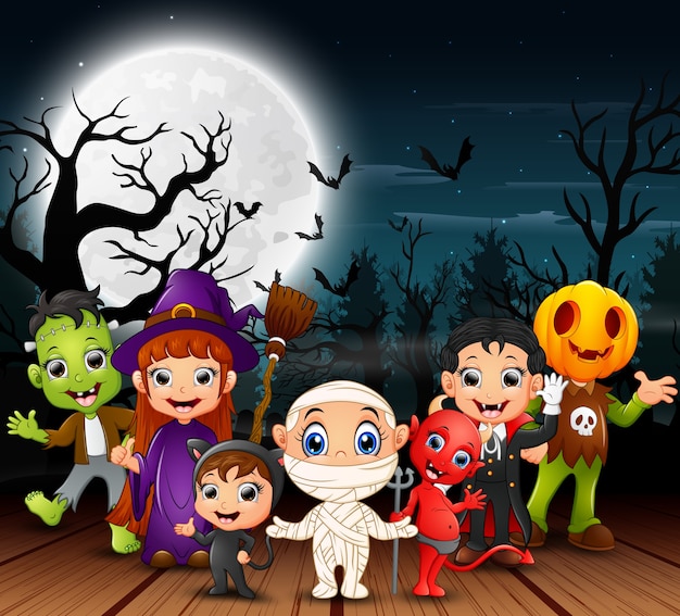 Gelukkige halloween-kinderen die kostuum in de nacht dragen