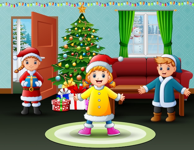 Gelukkige kinderen vieren een kerst in het huis