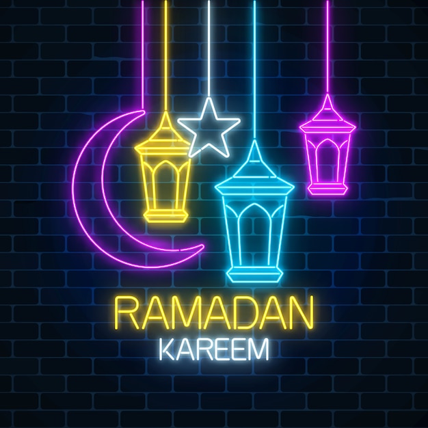 Segno al mese santo al neon d'ardore del ramadan sul fondo scuro del muro di mattoni. cartolina d'auguri di ramadan con testo di saluto
