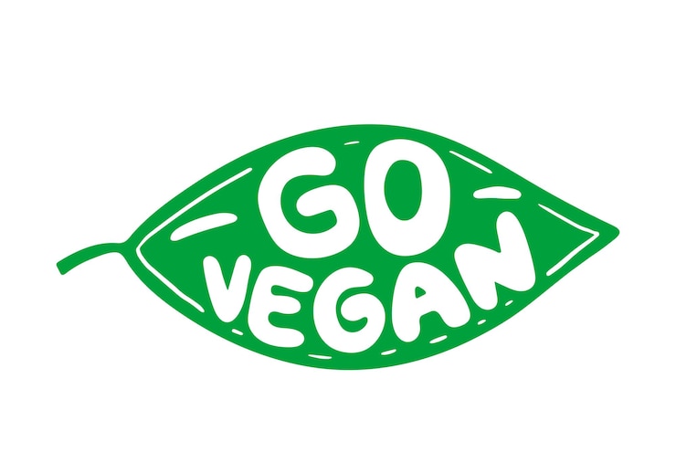 Вектор слоган go vegan. вегетарианская экологическая концепция. рука нарисованные надписи типографии слово на фоне зеленых листьев. векторная каллиграфия для плакатов, веб-сайтов, открыток, футболок, праздничного декора